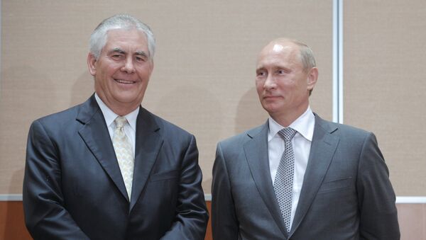 Rex Tillerson, director general de la petrolera Exxon Mobil, y Vladímir Putin, presidente de Rusia (archivo) - Sputnik Mundo