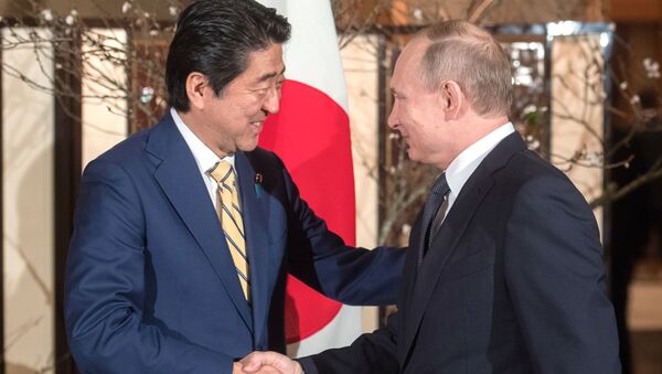 El primer ministro de Japón, Shinzo Abe, y el presidente de Rusia, Vladímir Putin - Sputnik Mundo