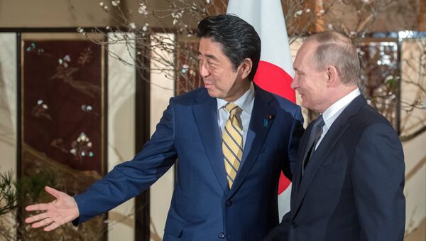 El presidente de Rusia, Vladímir Putin y el primer ministro de Japón, Shinzo Abe - Sputnik Mundo