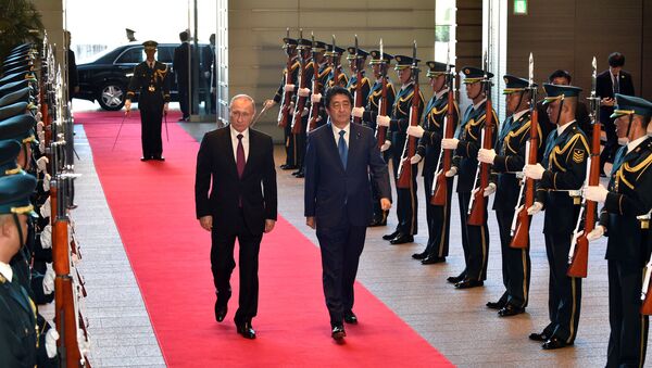Vladímir Putin, presidente ruso, y Shinzo Abe, primer ministro de Japón - Sputnik Mundo