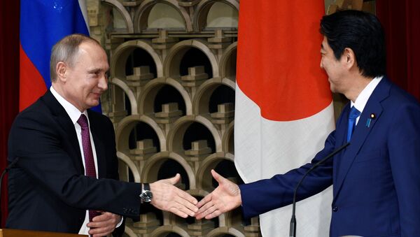 Vladímir Putin, presidente ruso, y Shinzo Abe, primer ministro de Japón (archivo) - Sputnik Mundo