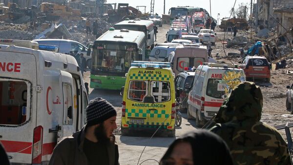 Ambulancias y autobuses evacuan a los civiles de las zonas de Alepo ocupadas por los radicales, 15 de diciembre de 2016 - Sputnik Mundo