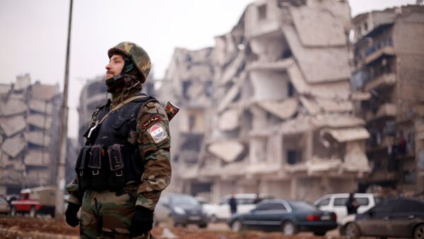 Soldado del Ejército sirio en el barrio de Salaheddine, Alepo - Sputnik Mundo