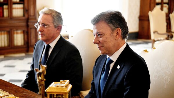 Expresidente de Colombia, Álvaro Uribe, y presidente actual de Colombia, Juan Manuel Santos - Sputnik Mundo