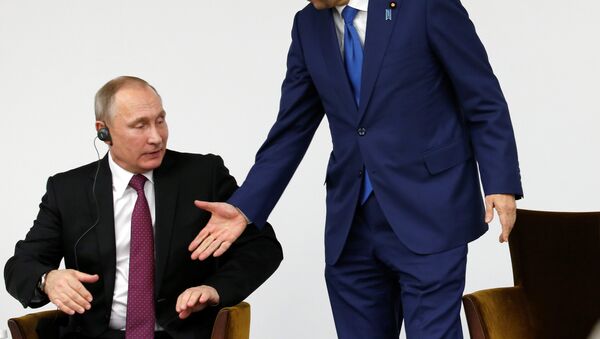 Presidente de Rusia, Vladímir Putin, y primer ministro de Japón, Shinzo Abe (archivo) - Sputnik Mundo
