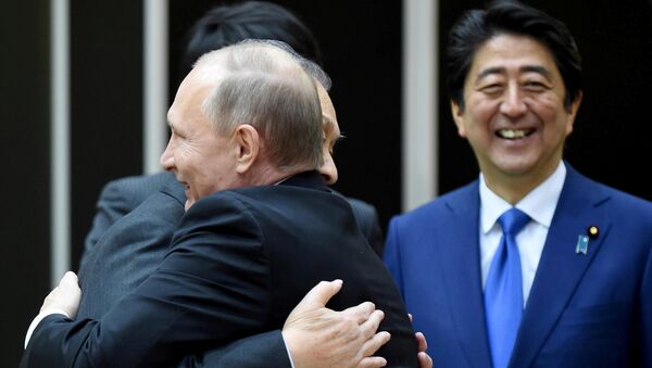 Vladímir Putin, presidente de Rusia, Yoshiro Mori, ex primer ministro de Japón, y Shinzo Abe, primer ministro de Japón durante la reunión en Tokio el 16 de diciembre - Sputnik Mundo
