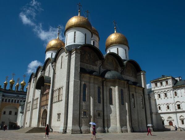 La catedral de la Dormición, uno de los templos de piedra blanca más antiguos del Kremlin de Moscú. - Sputnik Mundo