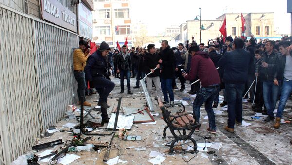 Protesta delante de la sede del prokurdo Partido Democrático Popular (HDP) de Turquía - Sputnik Mundo