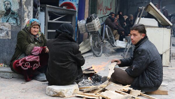 La gente esperando evacuación en Alepo Oriental - Sputnik Mundo