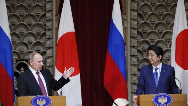 Vladímir Putin, presidente de Rusia y Shinzo Abe, primer ministro de Japón - Sputnik Mundo