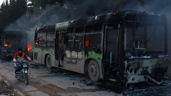 Un autobús quemado - Sputnik Mundo