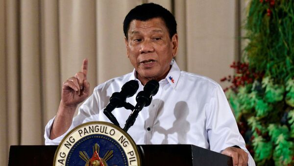Philippine President Rodrigo Duterte gestures as he delivers a speech during an awarding ceremony for outstanding Filipinos and organizations overseas, at the Malacanang Palace in Manila, Philippines - Sputnik Mundo