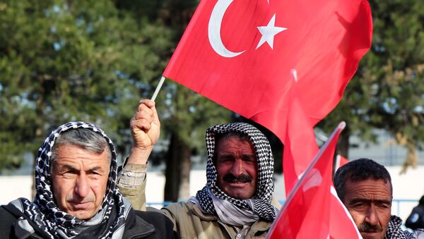 People wave Turkish flags during a protest against Saturday's blast targetting military personnel in Kayseri, in the southeastern city of Diyarbakir, Turkey, December 18, 2016. REUTERS/Sertac Kayar - Sputnik Mundo