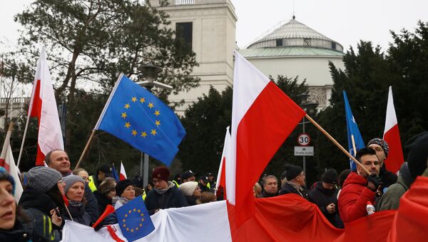 Demonstrators wave Polish and EU flags during a protest outside the Parliament building in Warsaw, Poland, December 17, 2016. REUTERS/Kacper Pempel - Sputnik Mundo