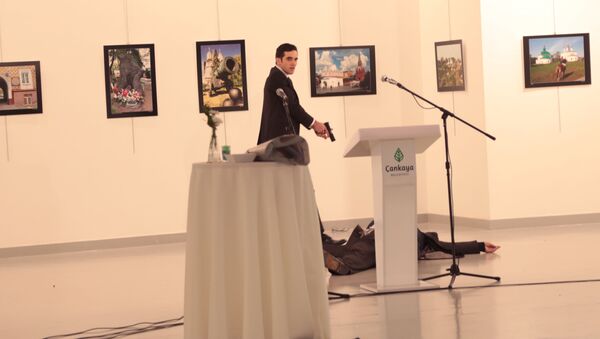 Вооруженный мужчина рядом с телом российского посла в Турции Андрея Карлова в галерее Анкары - Sputnik Mundo