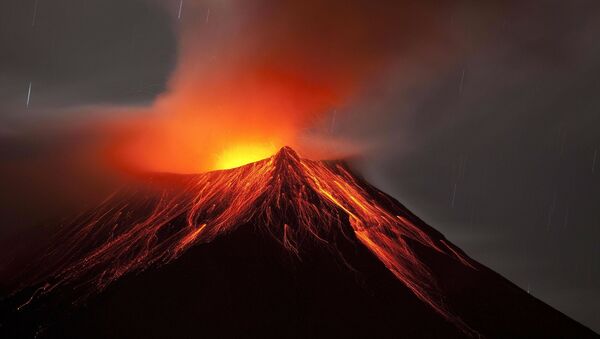 Erupción de un volcán - Sputnik Mundo