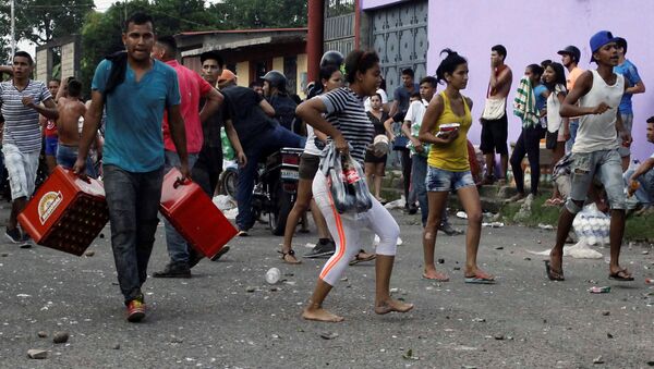 Venezolanos saquendo las tiendas - Sputnik Mundo