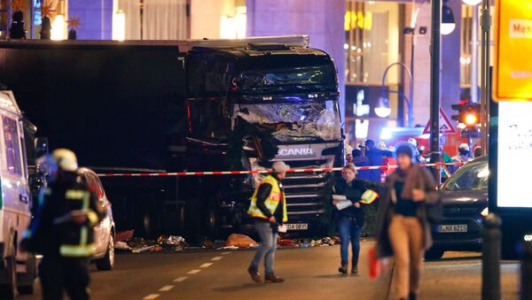 La Policía alemana en el lugar de los hechos después de que un camión embistiera a una multitud en Berlín - Sputnik Mundo