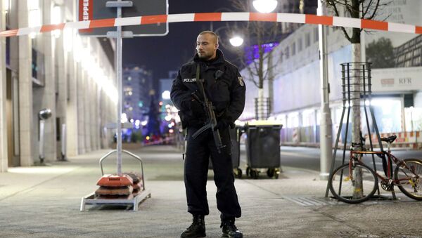 Police stand near the Christmas market in Berlin, Germany - Sputnik Mundo