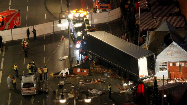 A tow truck operates at the scene where a truck ploughed through a crowd at a Berlin Christmas market - Sputnik Mundo
