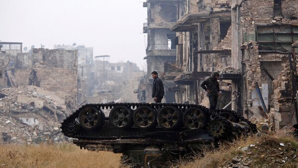 Forces loyal to Syria's President Bashar al-Assad stand atop a damaged tank near Umayyad mosque, in the government-controlled area of Aleppo, during a media tour, Syria - Sputnik Mundo