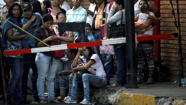 Venezolanos esperando para cruzar la frontera (archivo) - Sputnik Mundo