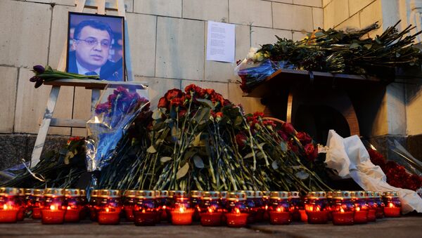 Moscovitas llevan flores y velas al Ministerio de Asuntos Exteriores de Rusia para rendir homenaje al embajador Kárlov - Sputnik Mundo