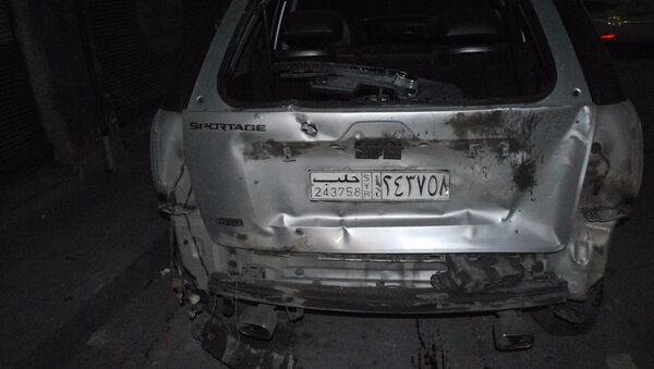 Un coche dañado por la explosión en Alepo el 20 de diciembre - Sputnik Mundo