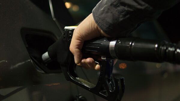 Persona repostando gasolina (imagen referencial) - Sputnik Mundo