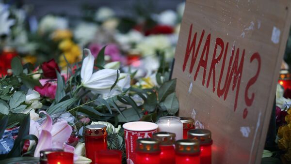 Cartel con la pregunta '¿Por qué?' en el lugar del atentado en Berlín - Sputnik Mundo