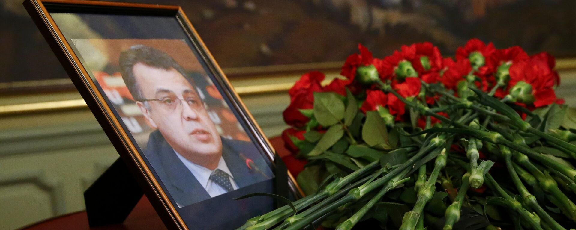 Flowers are placed near a portrait of murdered Russian ambassador to Turkey Karlov during a meeting of Russian Foreign Minister Lavrov with his Turkish counterpart Cavusoglu in Moscow - Sputnik Mundo, 1920, 09.03.2021