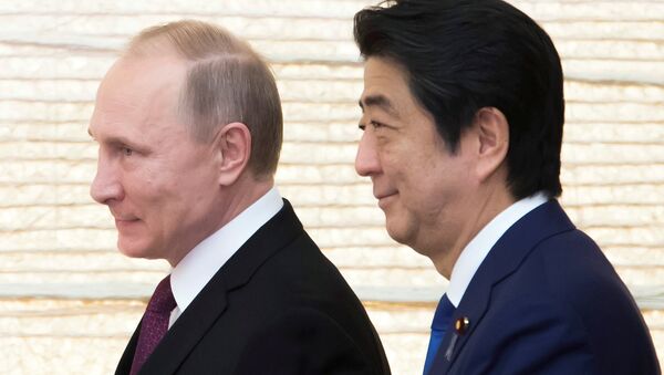 Vladimir Putin, Russia's president, and Shinzo Abe, Japan's prime minister, arrive for a working lunch at the prime minister's official residence in Tokyo, Japan, on Friday, Dec. 16, 2016. - Sputnik Mundo