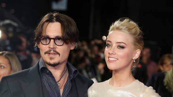 El actor Johnny Depp junto a su exesposa, la actriz Amber Heard - Sputnik Mundo