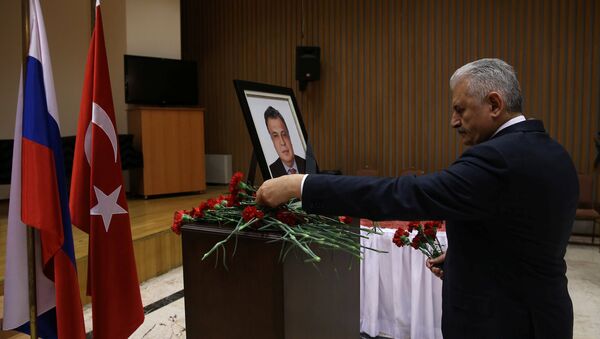 Primer ministro turco, Binali Yildirim, visitó la Embajada de Rusia en Ankara y firmó en el libro de condolencias por el asesinato del embajador ruso en Turquía, Andréi Kárlov - Sputnik Mundo