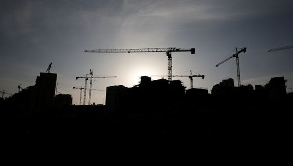 A construction site is silhouetted in the Israeli settlement of Har Homa, known to Palestinians as Jabal Abu Ghneim in an area of the West Bank that Israel captured in a 1967 war and annexed to the city of Jerusalem - Sputnik Mundo