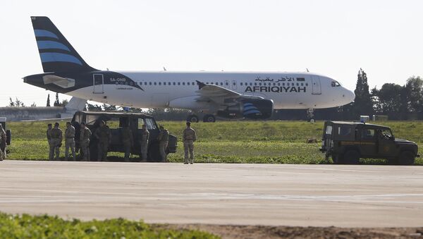 Maltese troops survey a hijacked Libyan Afriqiyah Airways Airbus A320 on the runway at Malta Airport, December 23, 2016. - Sputnik Mundo