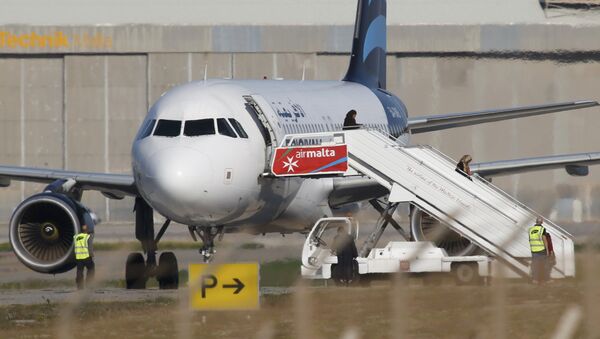 El avión secuestrado Airbus A320 de la compañía aérea libia Afriqiyah Airways en Malta - Sputnik Mundo
