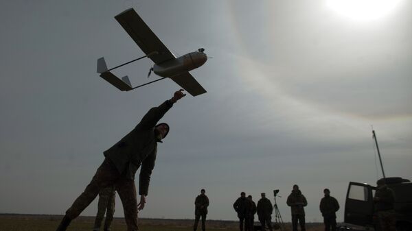 Un militar lanza un avión de reconocimiento no tripulado cerca de la ciudad ucraniana oriental de Lysychansk - Sputnik Mundo