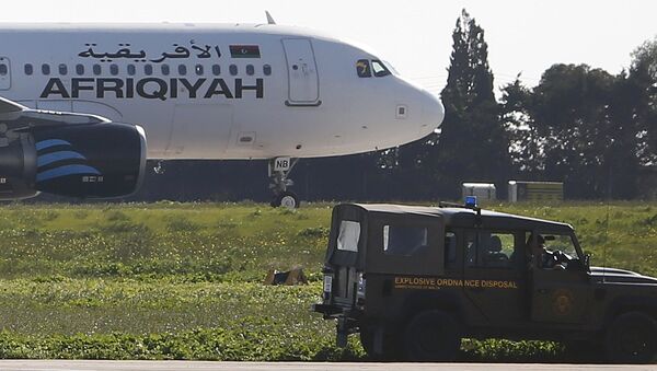 El avión secuestrado Airbus A320 de la compañía aérea libia Afriqiyah Airways en Malta - Sputnik Mundo