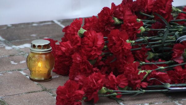 Flores en la memoria de las víctimas del avión Tu-154 - Sputnik Mundo