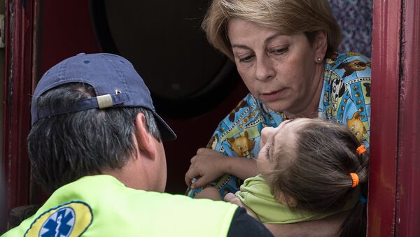 Elizaveta Glinka con una niña ucraniana herida - Sputnik Mundo
