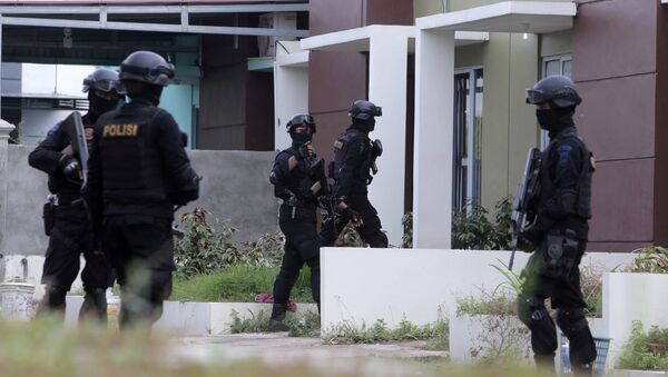 Indonesian anti-terror police from Detachment 88 are seen entering a building during a raid in Batam, Riau Islands, Indonesia - Sputnik Mundo