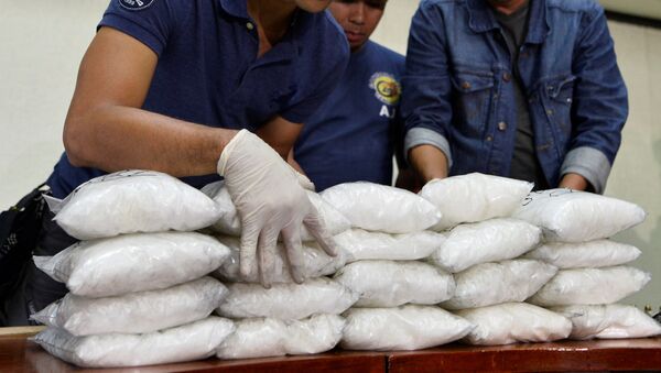 Members of the Philippine National Police (PNP) get inventory of plastic bags containing methamphetamine hydrochloride known locally as shabu, after they were seized in a police anti-drugs operation, at a police station in Manila - Sputnik Mundo