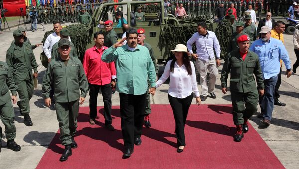 Ministro de Defensa Vladímir Padrino López, presidente Nicolás Maduro y su esposa Cilia Flores (Archivo) - Sputnik Mundo