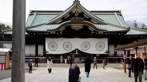 Visitors walk at the Yasukuni Shrine in Tokyo, Japan, December 29, 2016. REUTERS/Toru Hanai - Sputnik Mundo