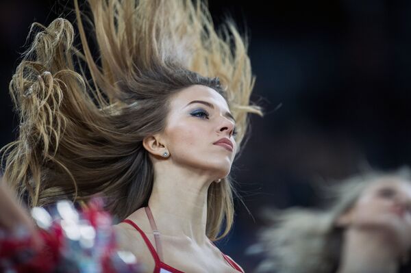 'Cheerleaders' del club Avangard: belleza, encanto y trucos vertiginosos - Sputnik Mundo