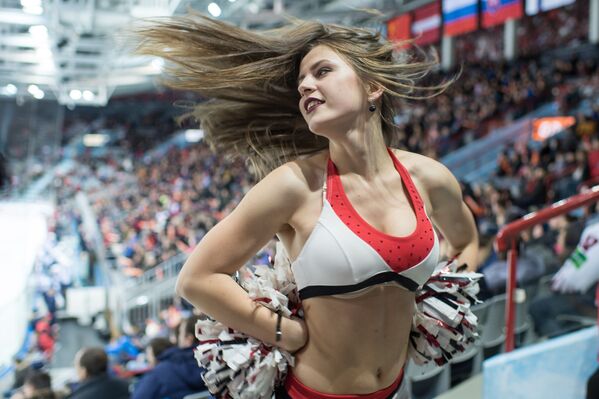 'Cheerleaders' del club Avangard: belleza, encanto y trucos vertiginosos - Sputnik Mundo