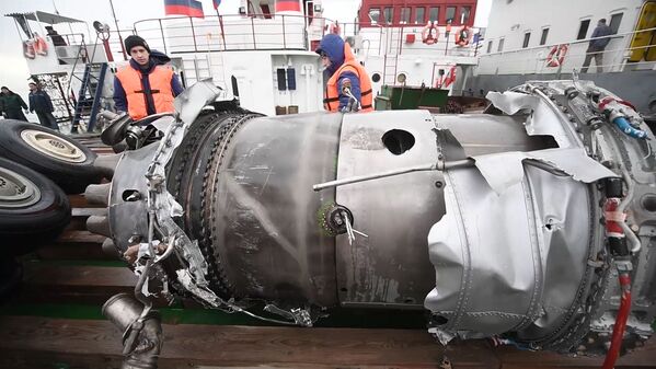 Los fragmentos del Tu-154 siniestrado en el mar Negro - Sputnik Mundo