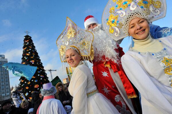 El 'combate' más caliente de la Navidad: nievecillas rusas vs. las ayudantes de Papá Noel - Sputnik Mundo