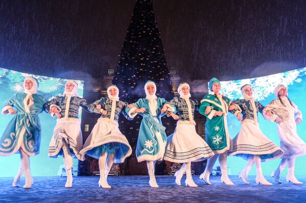 El 'combate' más caliente de la Navidad: nievecillas rusas vs. las ayudantes de Papá Noel - Sputnik Mundo